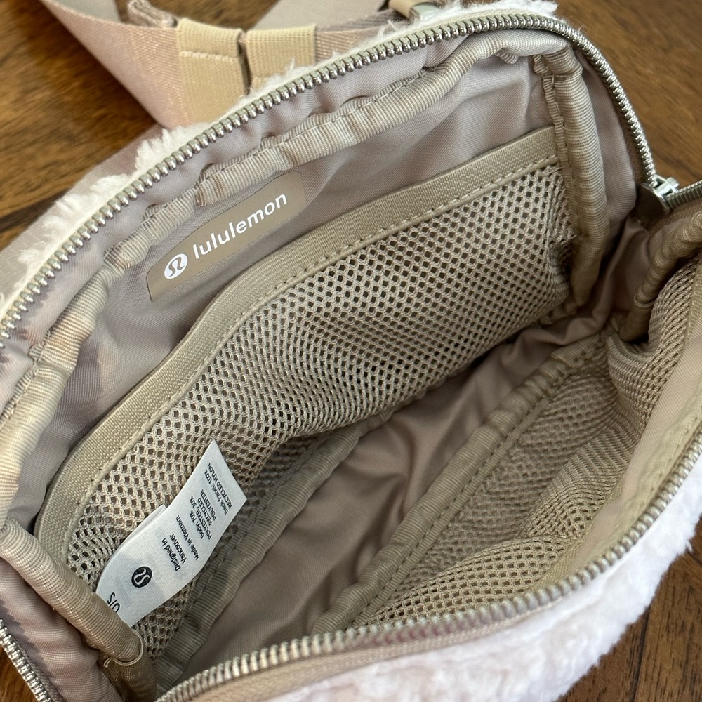 NWT Lululemon Everywhere Belt Bag Fleece 1L Ivory/Trench - Picture 8 of 11